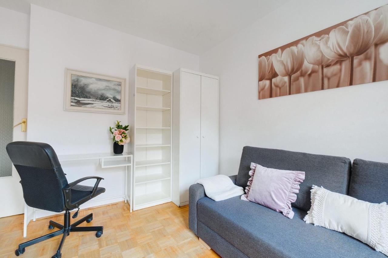 2 Bedroom Apartment In Green Location 바르샤바 외부 사진