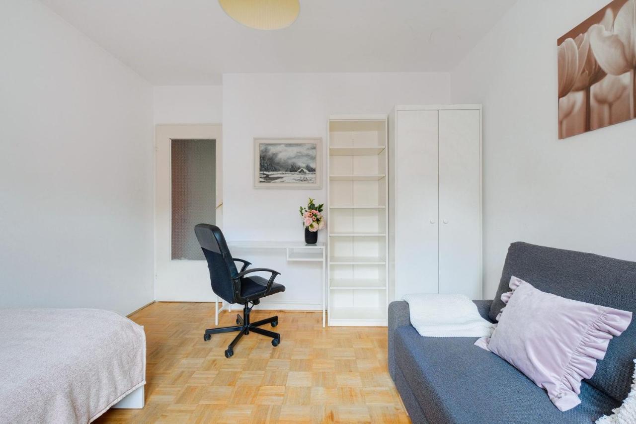 2 Bedroom Apartment In Green Location 바르샤바 외부 사진