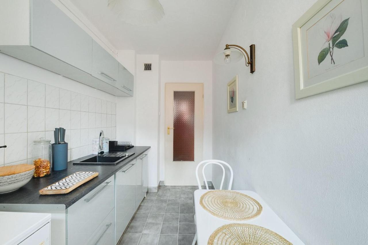 2 Bedroom Apartment In Green Location 바르샤바 외부 사진